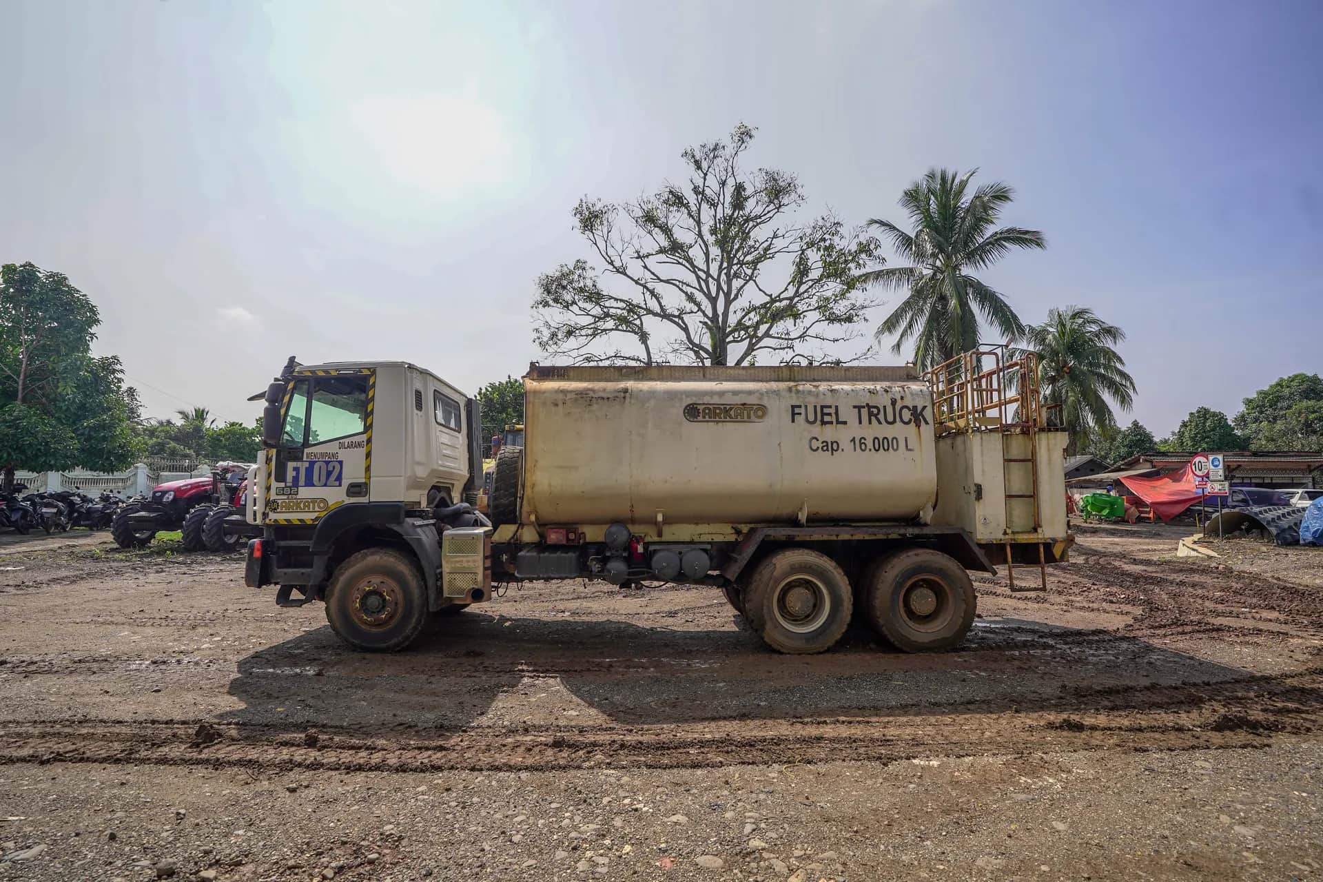 Fuel Truck Iveco 682 340 Tahun 2018 Hidup Jalan Original
